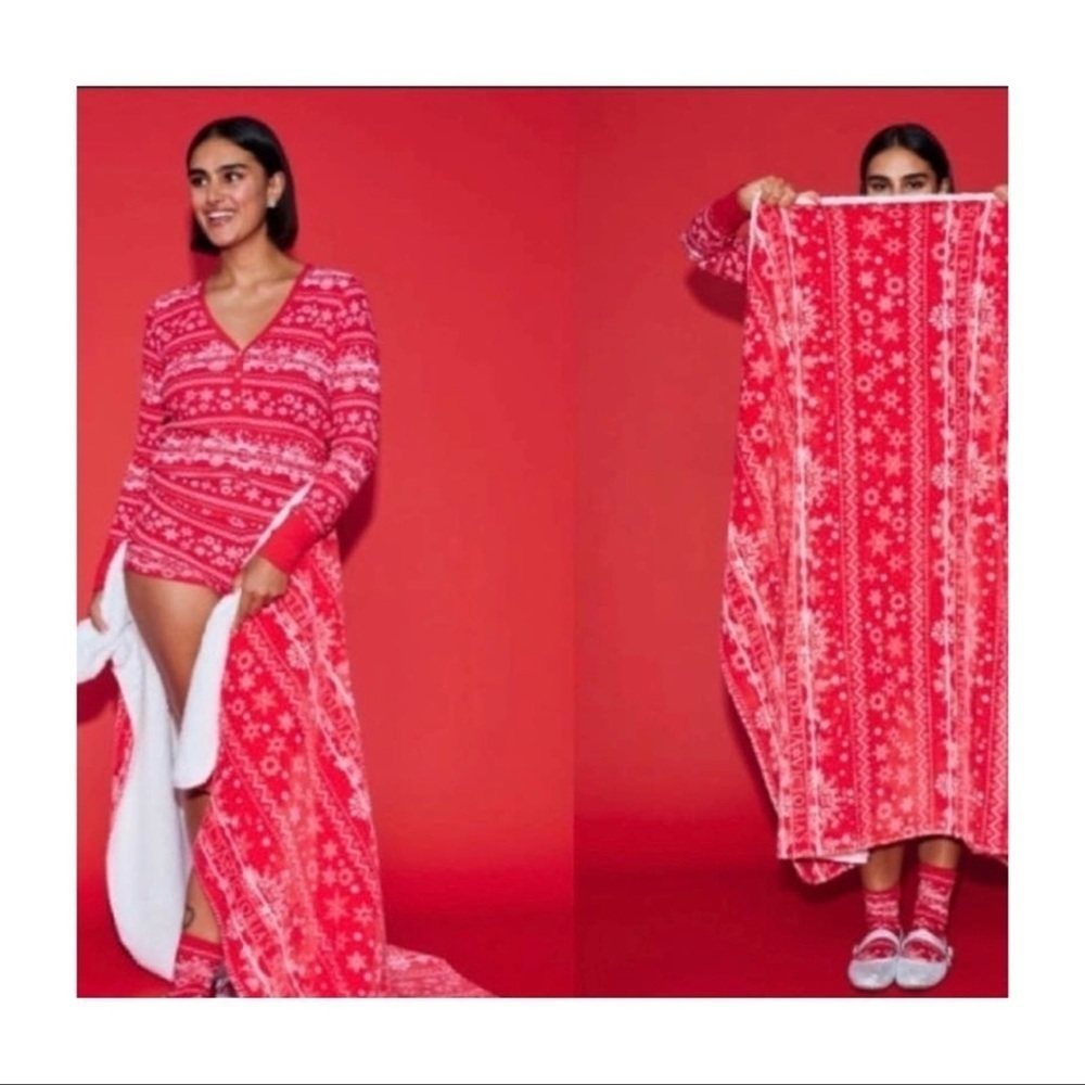 VICTORIA'S SECRET
Plush Fleece Blanket Red & White